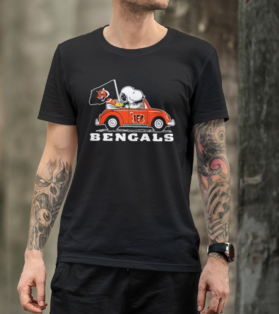 Snoopy And Woodstock Driving Cincinnati Bengals Car With Flag T-Shirt