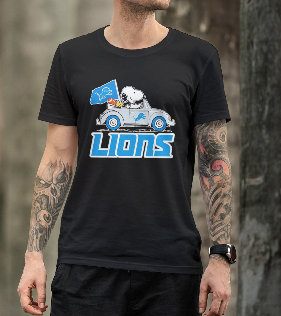 Snoopy And Woodstock In Car With Detroit Lions Flag T-Shirt