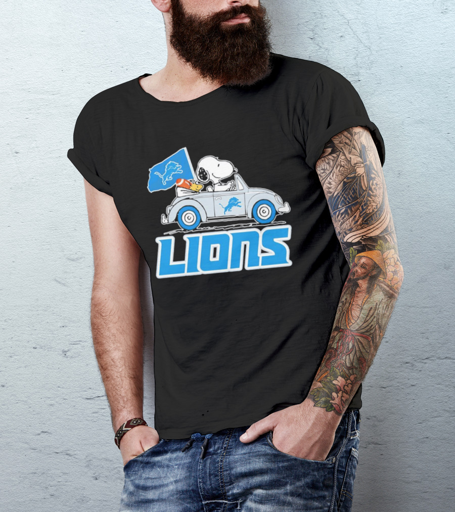 Snoopy And Woodstock In Car With Detroit Lions Flag T-Shirt