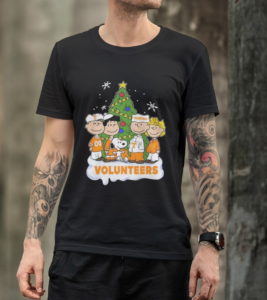 Tennessee Volunteers Snoopy And Friends Christmas Tree T-Shirt