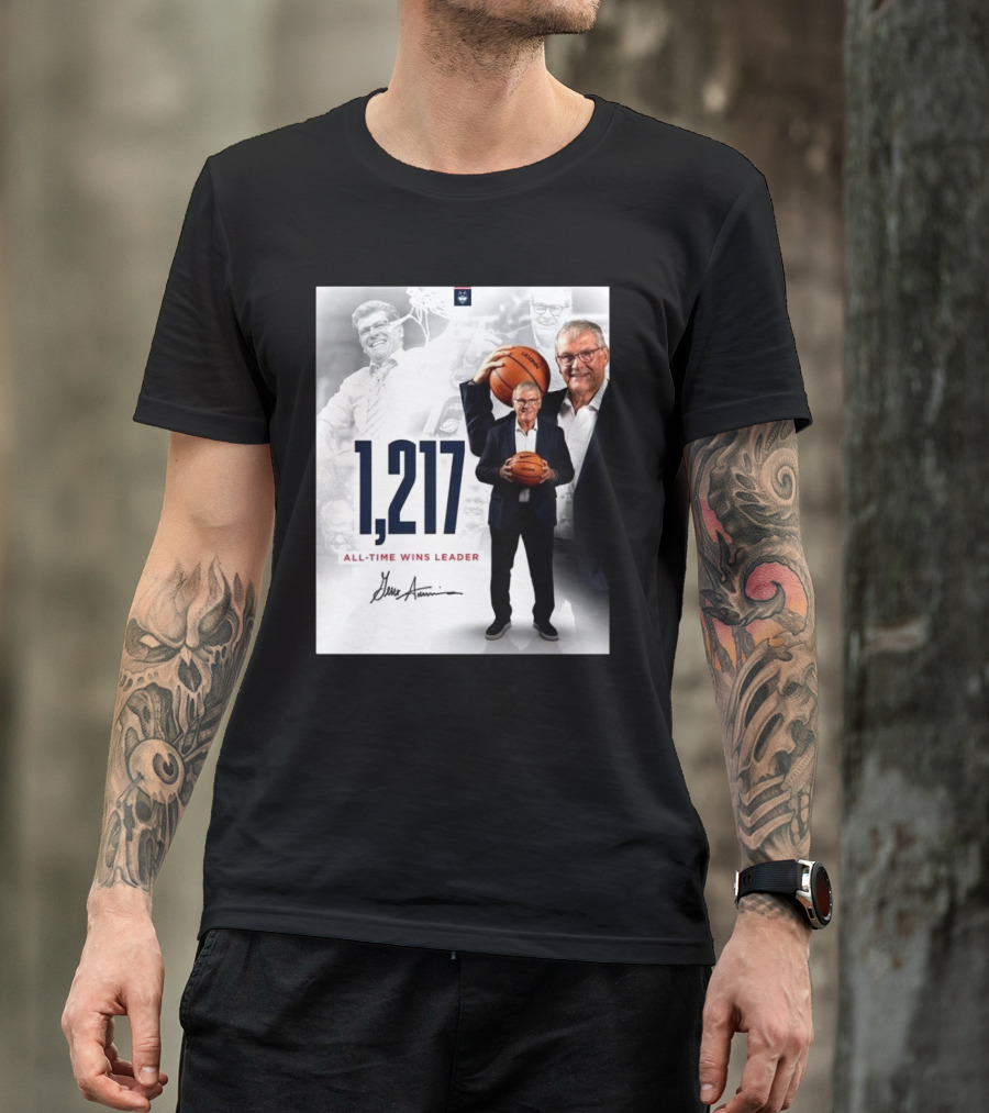 1,217 All-Time Wins Leader Geno Auriemma Signature Image T-Shirt