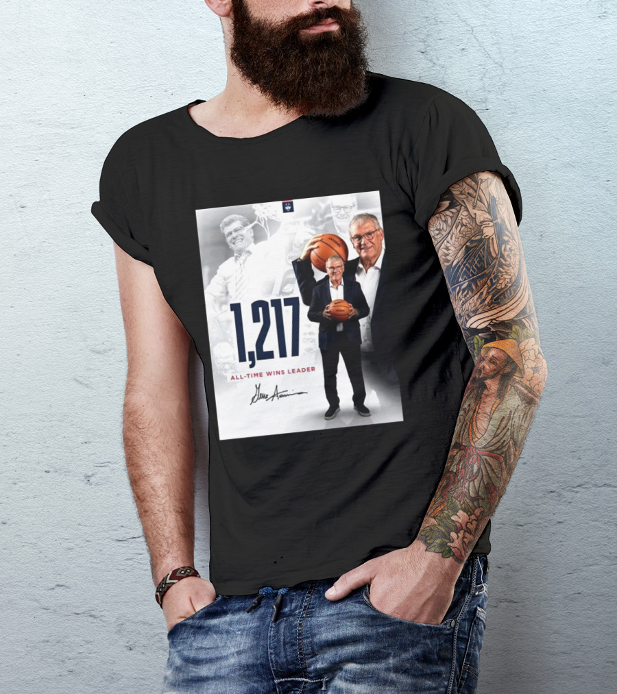 1,217 All-Time Wins Leader Geno Auriemma Signature Image T-Shirt
