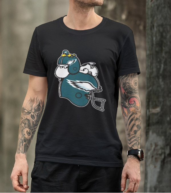 Snoopy Woodstock Relaxing Philadelphia Eagles Football Helmet T-Shirt