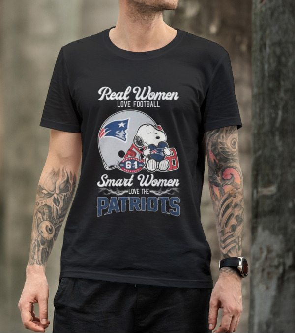 Real Women Love Football Smart Women Love The Patriots Snoopy Patriots Helmet T-Shirt