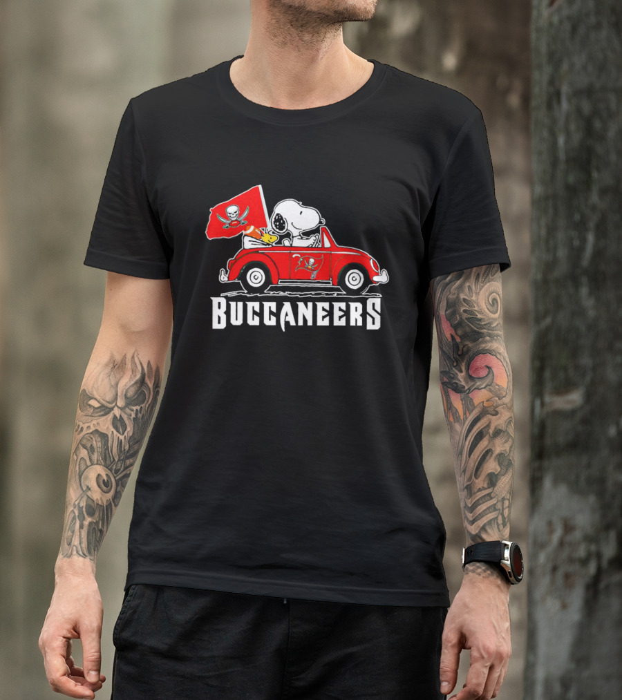 Snoopy And Woodstock In Car With Buccaneers Flag T-Shirt