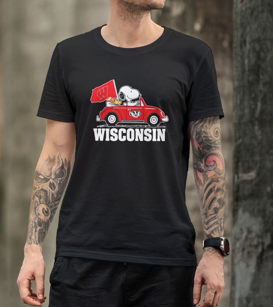 Snoopy And Woodstock In Red Car With Wisconsin Flag And Wisconsin Badgers T-Shirt