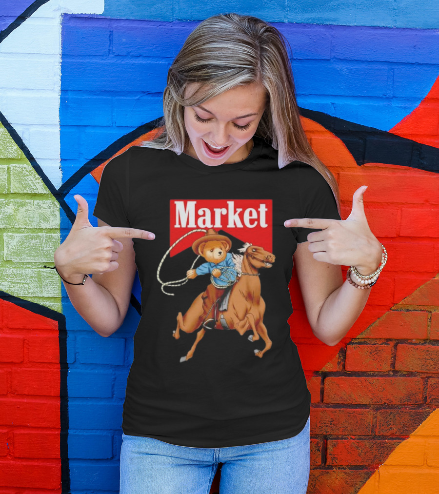 Market Riding Cowboy Bearบน 马 T-Shirt