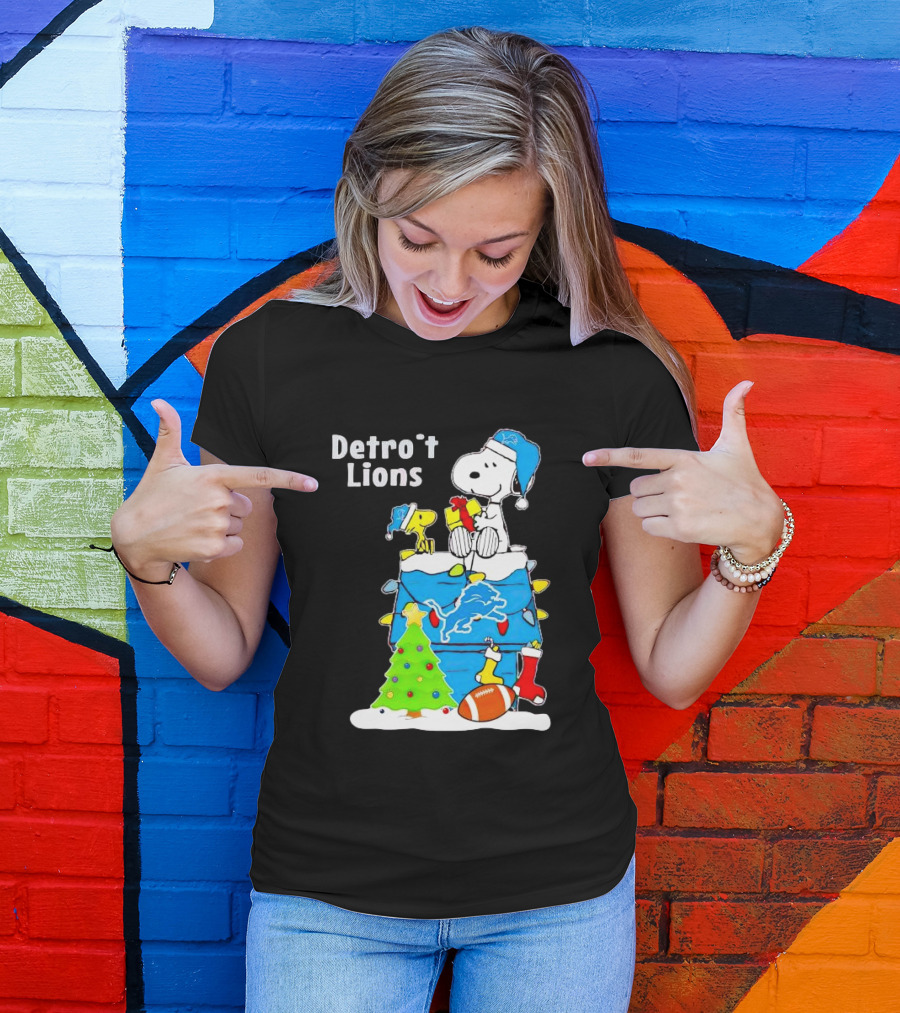 Snoopy And Woodstock Detroit Lions Christmas Igloo With Football And Tree T-Shirt