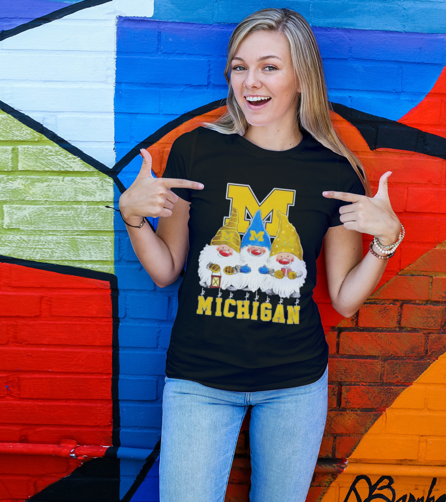 Gnomies Michigan Wolverines Christmas Festive Gnome Trio With Gifts And Lantern T-Shirt