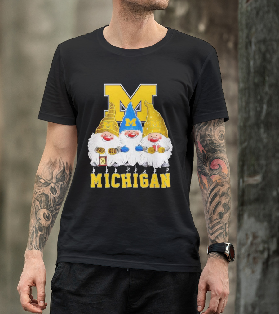 Gnomies Michigan Wolverines Christmas Festive Gnome Trio With Gifts And Lantern T-Shirt