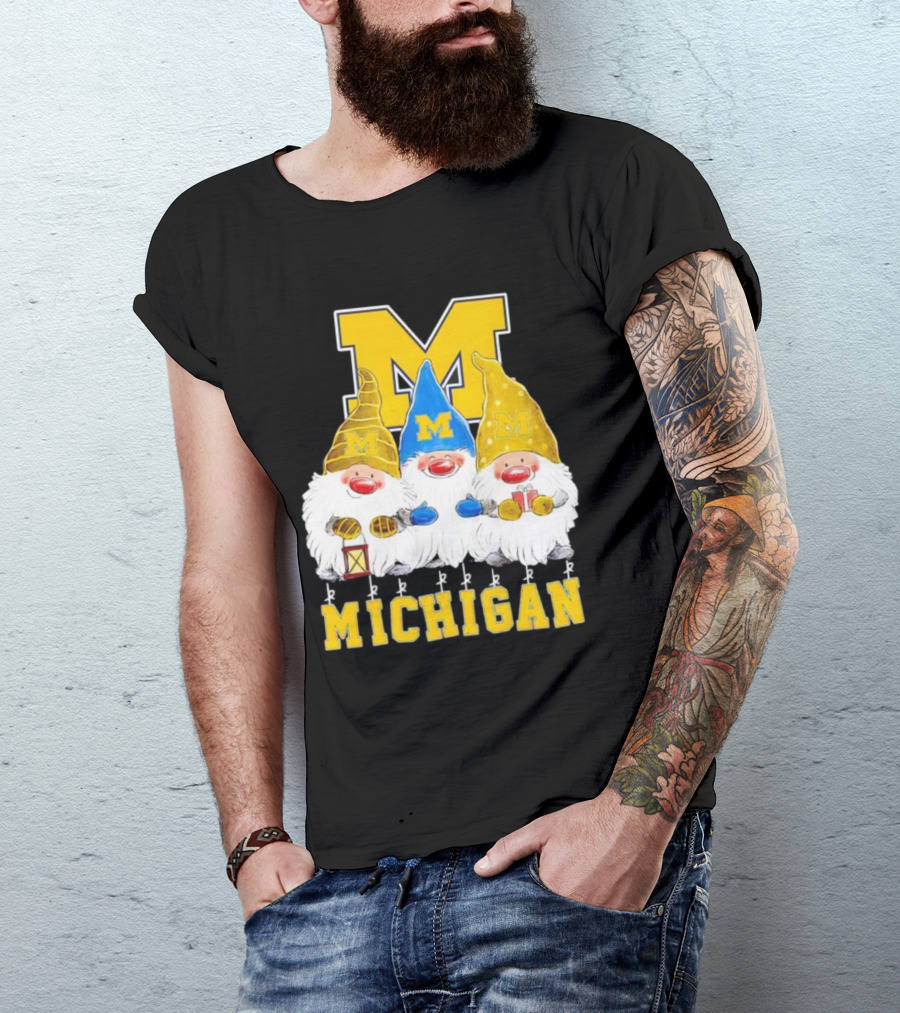 Gnomies Michigan Wolverines Christmas Festive Gnome Trio With Gifts And Lantern T-Shirt