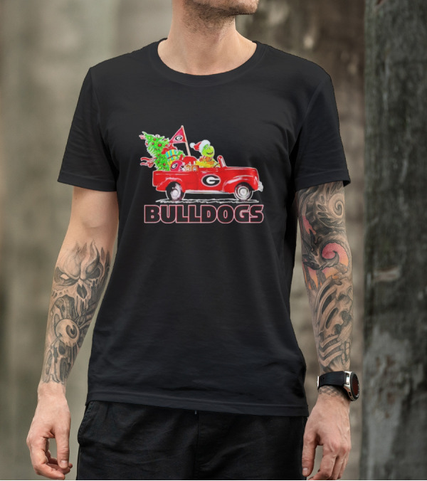 Grinch Driving Red Car With Dog Christmas Tree Gifts Georgia Bulldogs T-Shirt