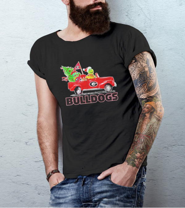 Grinch Driving Red Car With Dog Christmas Tree Gifts Georgia Bulldogs T-Shirt