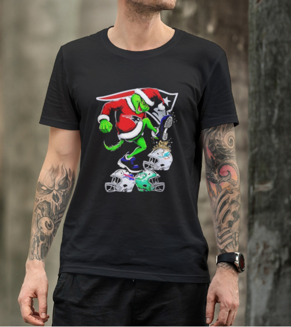 New England Patriots Santa Grinch Stomp On NFL Team Helmets Funny Christmas T-Shirt