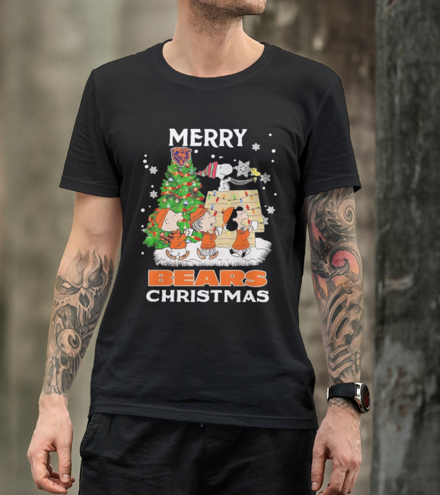 Peanuts Christmas Chicago Bears Merry Holiday Scene T-Shirt
