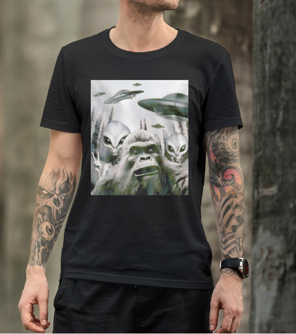 Bigfoot Aliens Selfie UFO Forest Adventure T-Shirt