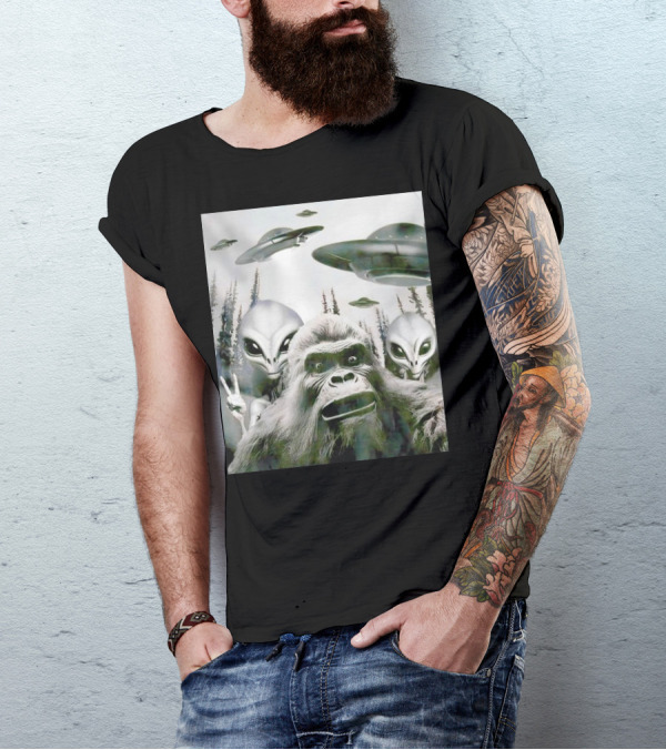Bigfoot Aliens Selfie UFO Forest Adventure T-Shirt