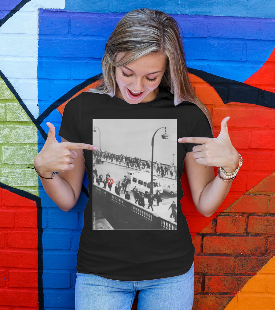 Peter Gabriel In 1977 Urban Crowd With Red Circle Highlight T-Shirt