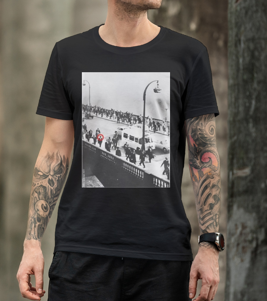 Peter Gabriel In 1977 Urban Crowd With Red Circle Highlight T-Shirt