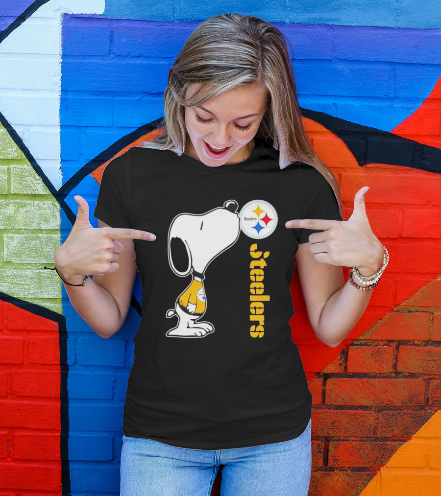 Snoopy Steelers Football Logo Kiss T-Shirt