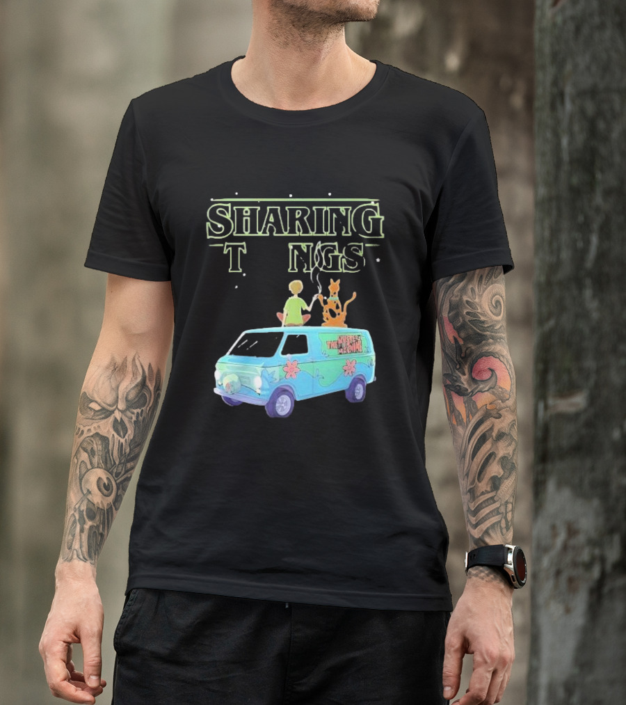 Scooby Doo Sharing Tings With Mystery Machine T-Shirt