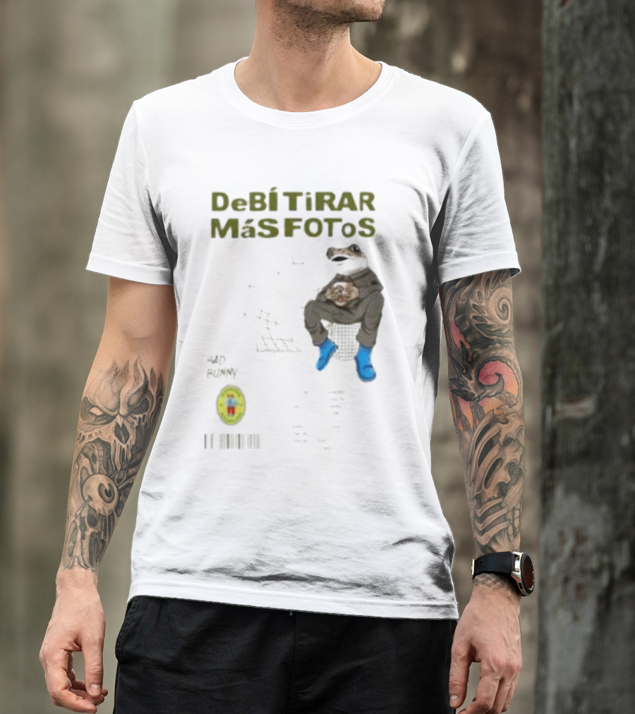 DeBI TiRAR MaS FOToS Bad Bunny 2025 Frog Sitting Blue Boots T-Shirt