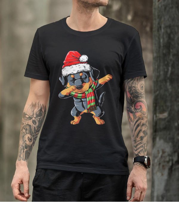 Dabbing Rottweiler Santa With Christmas Hat And Scarf T-Shirt