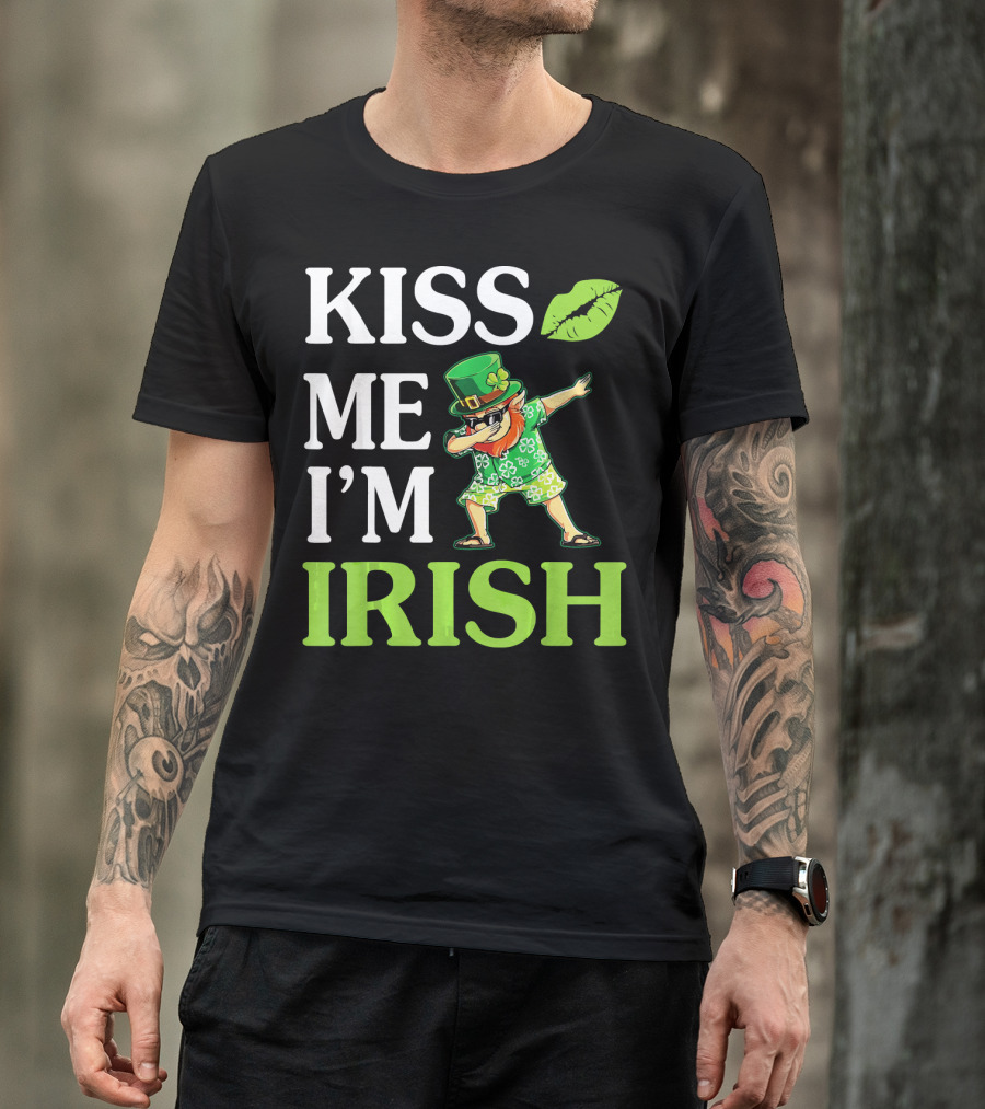 Kiss Me I'm Irish Leprechaun Dabbing Green Hat And Beard T-Shirt