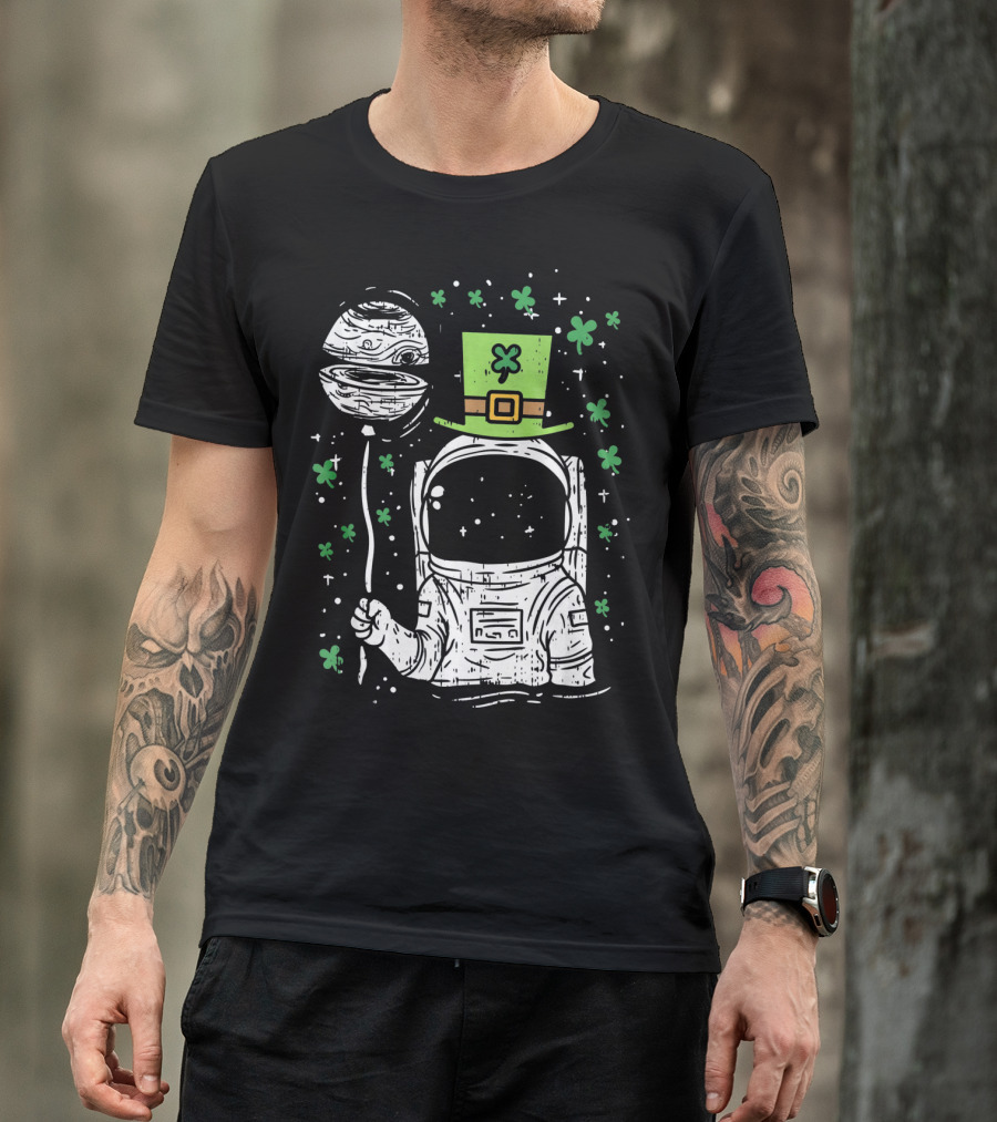 Irish Astronaut Holding Planet Balloon With Shamrocks And St Patrick's Hat T-Shirt