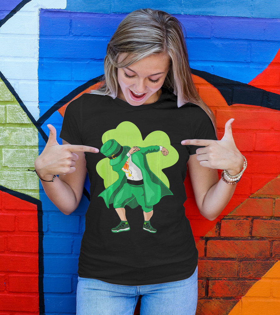 St. Patrick's Day Dabbing Leprechaun With Shamrock Background T-Shirt