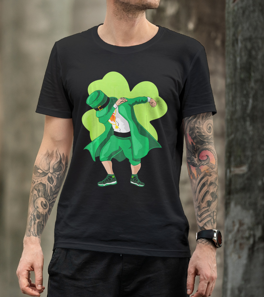 St. Patrick's Day Dabbing Leprechaun With Shamrock Background T-Shirt