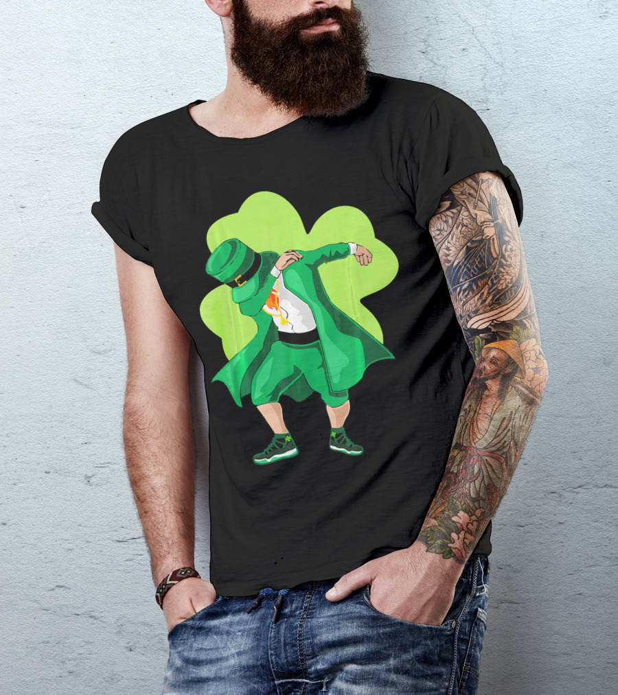 St. Patrick's Day Dabbing Leprechaun With Shamrock Background T-Shirt
