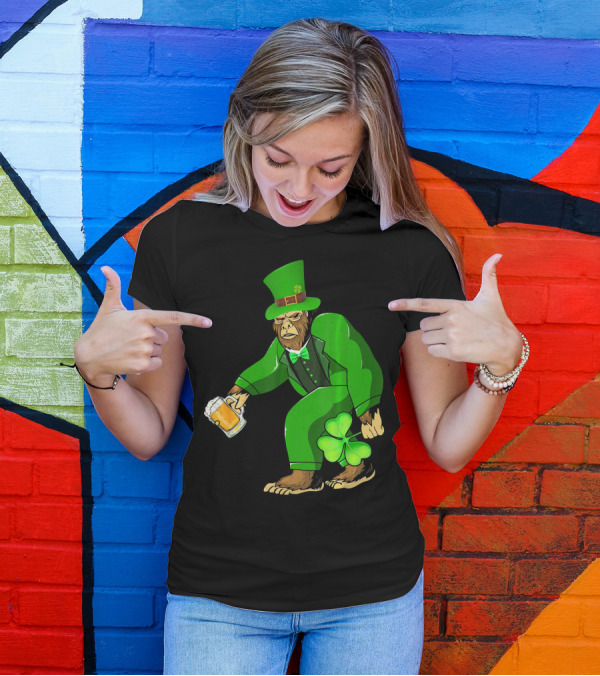 Big Foot Funny Bear Leprechaun Holding Beer And Shamrock In Green Suit T-Shirt
