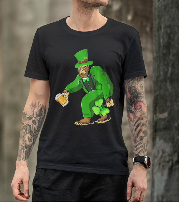 Big Foot Funny Bear Leprechaun Holding Beer And Shamrock In Green Suit T-Shirt
