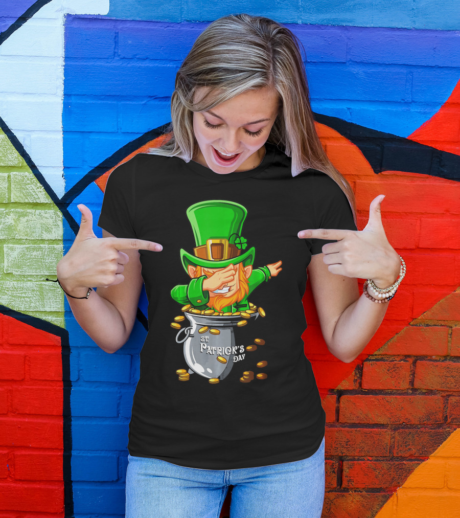 St Patrick's Day Dabbing Leprechaun With Pot Of Gold T-Shirt