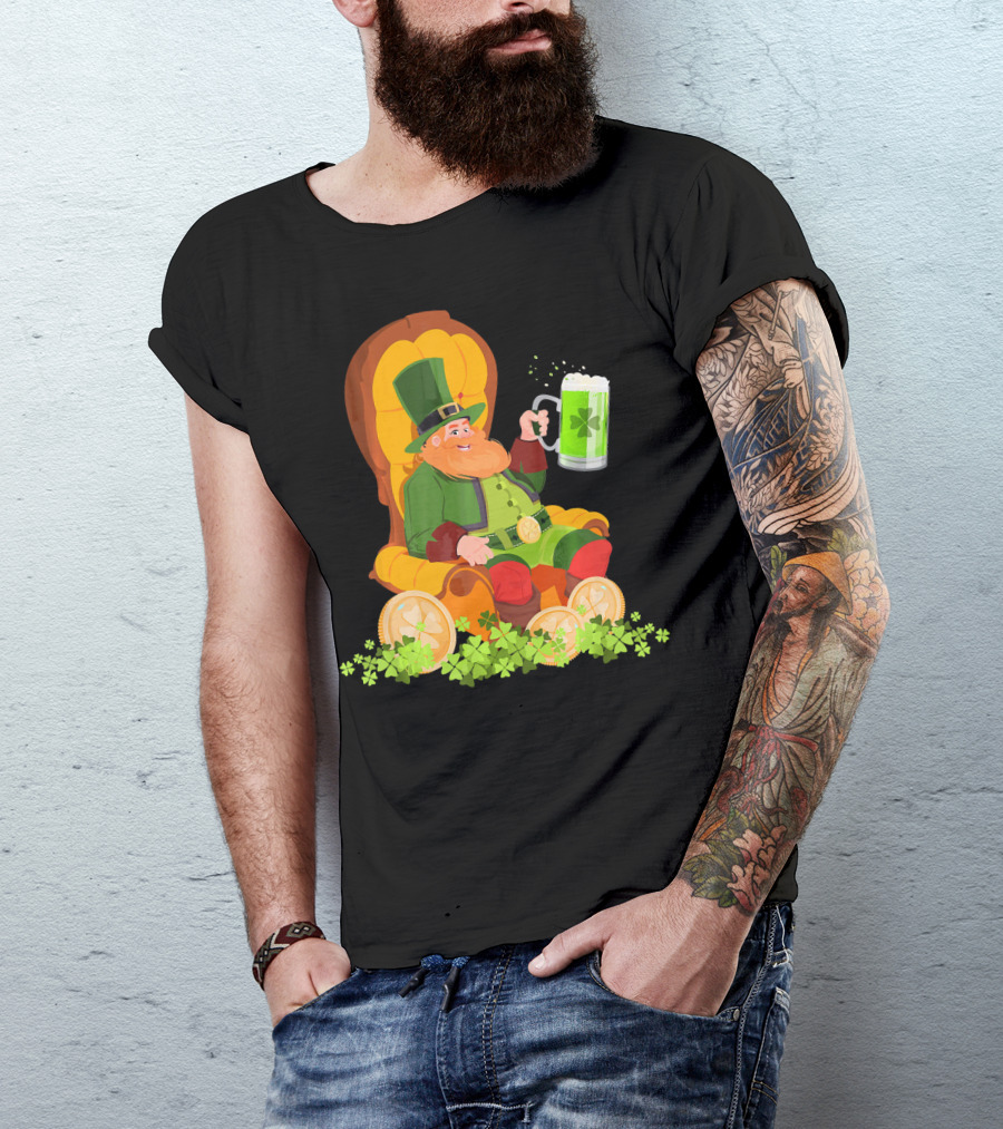 Leprechaun On Throne With Beer And Shamrocks St Patrick's Day T-Shirt