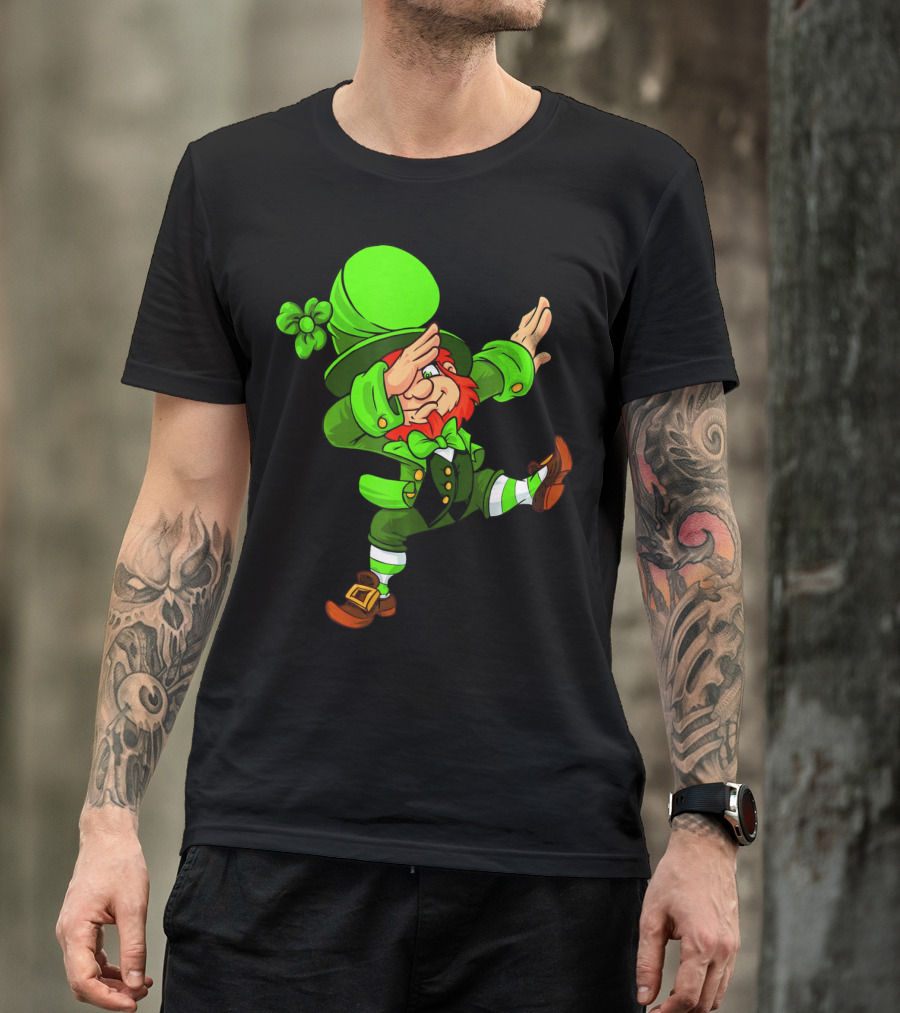 Funny Irish Dabbing Leprechaun With Green Hat And Shamrock T-Shirt