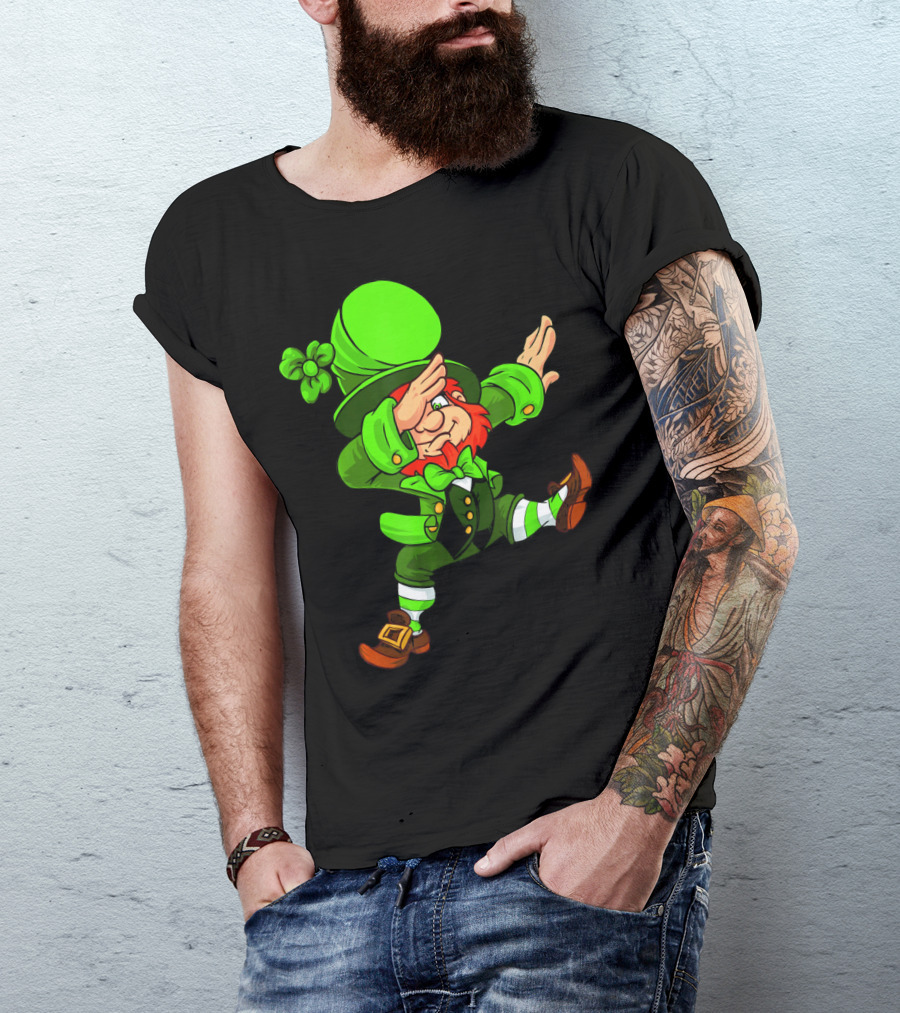 Funny Irish Dabbing Leprechaun With Green Hat And Shamrock T-Shirt