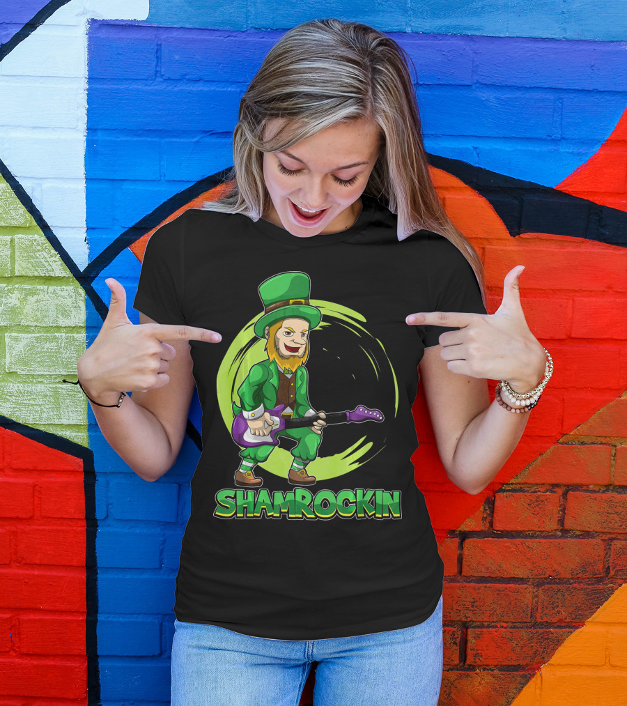 Shamrockin Leprechaun With E Guitar Rocking Celtic Style Green Circle Background T-Shirt