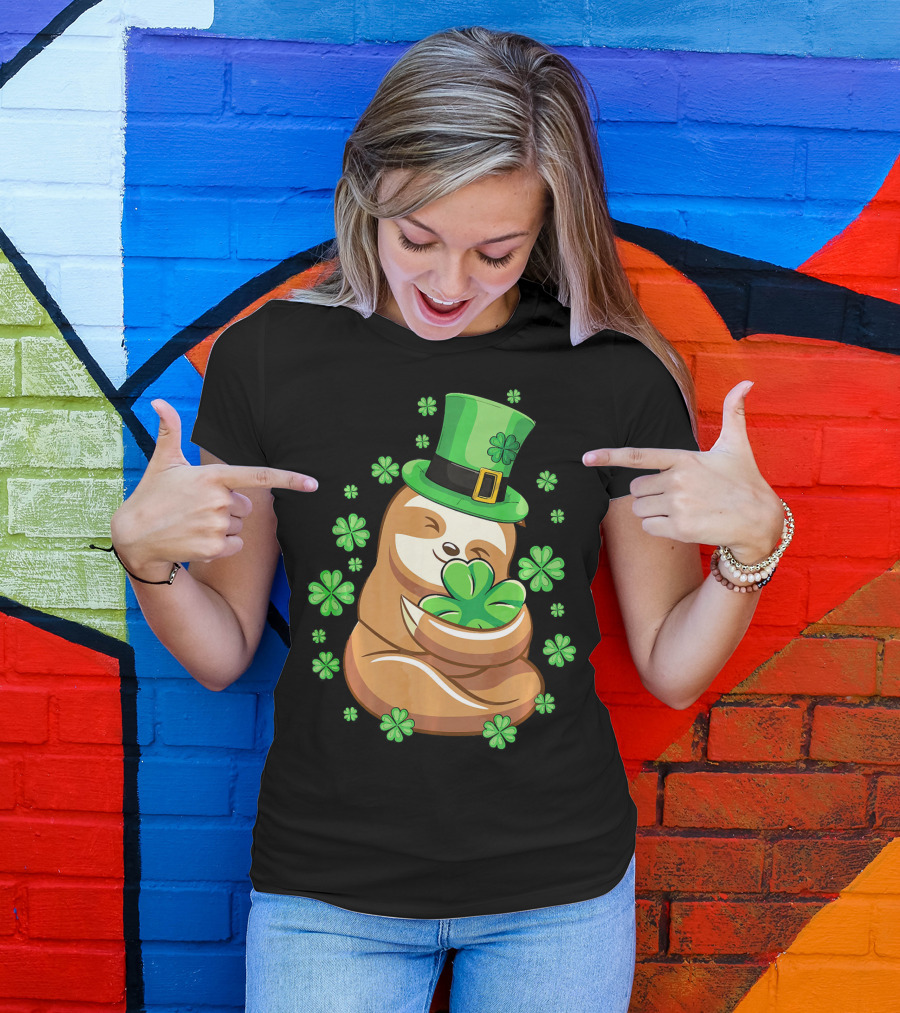 Lucky Sloth St Patricks Day Leprechaun With Shamrocks And Green Hat T-Shirt
