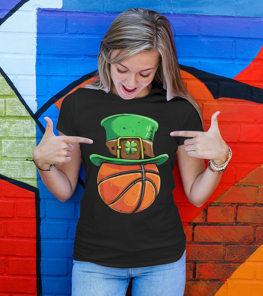 Basketball Hat Clover球 Irish Charm T-Shirt