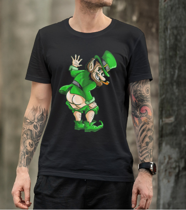 Mooning Leprechaun Mischievous Green Outfit Smoking Pipe T-Shirt