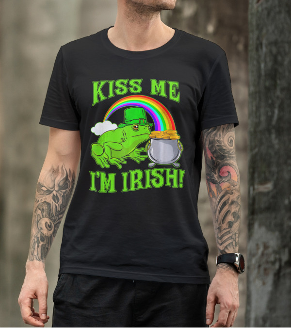 KISS ME I'M IRISH Frog With Rainbow And Pot Of Gold St Patricks Day T-Shirt