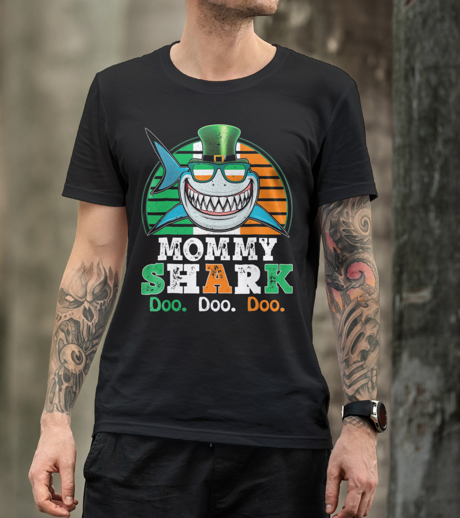 Mommy Shark Doo Doo Doo Funny St. Patrick's Day With Irish Colors And Leprechaun Hat T-Shirt