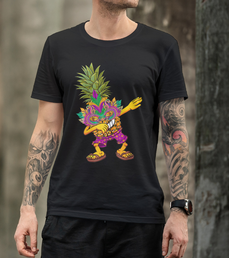 Funny Pineapple Wearing Mardi Gras Mask Dabbing Pose T-Shirt