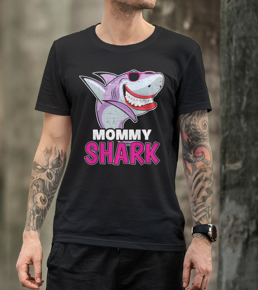 Mommy Shark Dabbing Stylish Sunglasses Fun T-Shirt