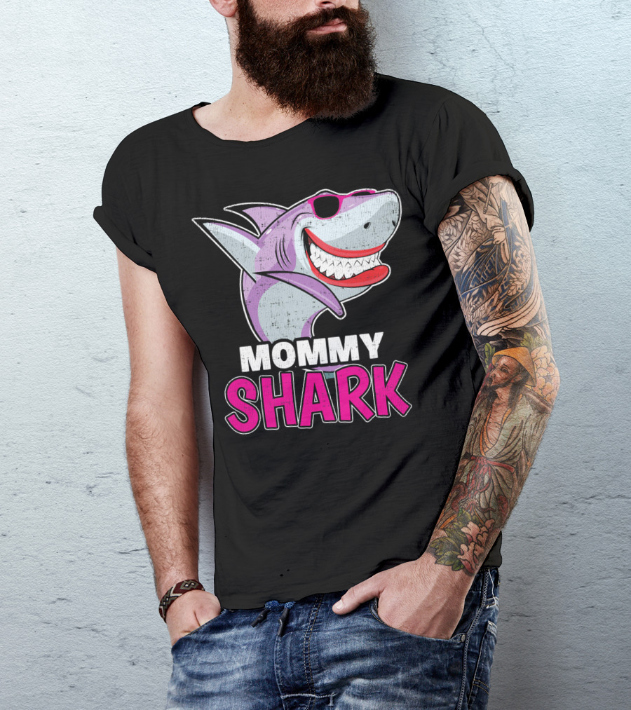 Mommy Shark Dabbing Stylish Sunglasses Fun T-Shirt