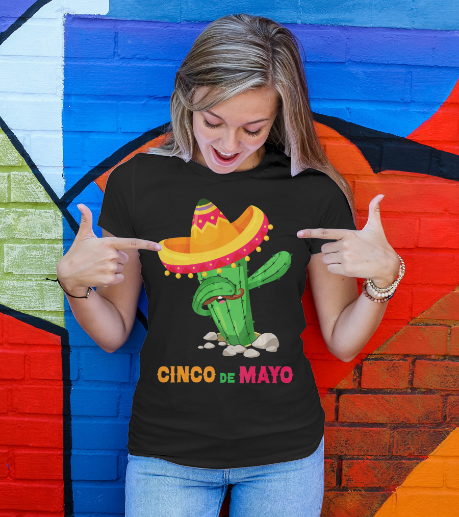 Cinco De Mayo Dabbing Cactus Sombrero T-Shirt
