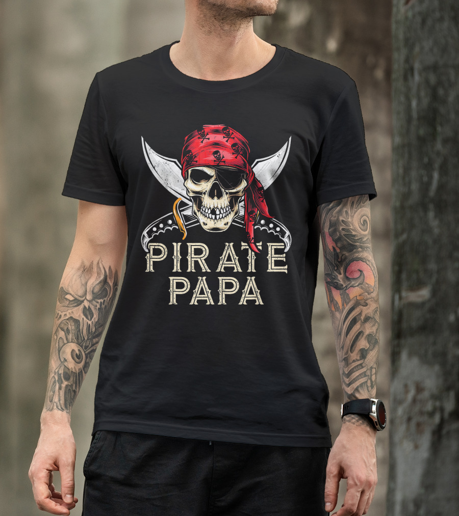 Pirate Papa Skull Bandana Crossed Knives Jolly Roger Flag Dad T-Shirt