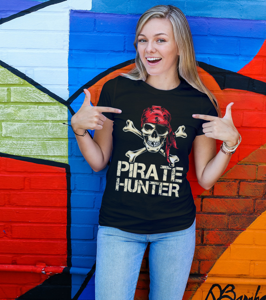 PIRATE HUNTER Funny Birthday Skull Crossbones Red Bandana T-Shirt